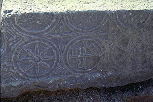 Steinreliefs (das Griechische Kreuz) von der Basilika aus dem 5. Jhdt. in Itanos