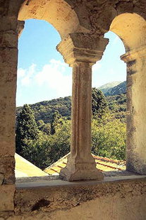 Fenster im Glockenturm des Kloster, Agios Georgios Vrahatsiotis Latsida