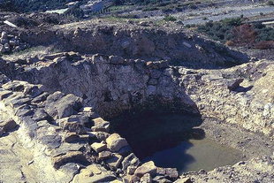 Tiefe minoische Zisterne in Mirtos Pirgos