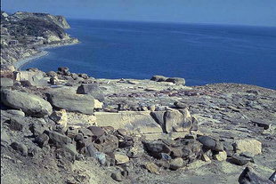 Il cortile della villa che si affaccia sul Mar Libico, Mirtos