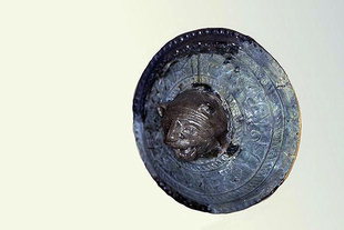 Uno scudo di bronzo proveniente dalla grotta dell'Ideon Andron