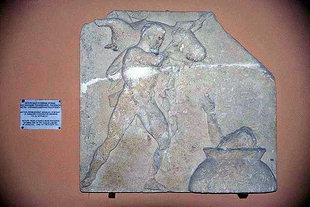 Un relief en marbre représentant un Labour d'Hercules