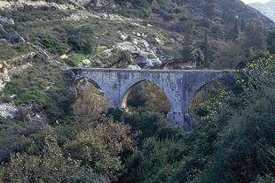 The support bridge of the Venetian aqueduct (Karidaki)