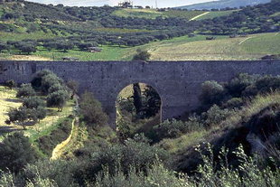 Le soutien de l'aqueduc Vénitien à Fortetsa