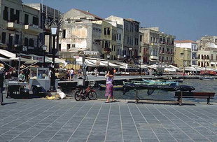 La Place Sindrivani dans le port de Chania