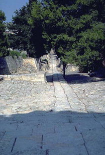 L'antica strada lastricata minoica che congiunge il palazzo con la città di Knossos
