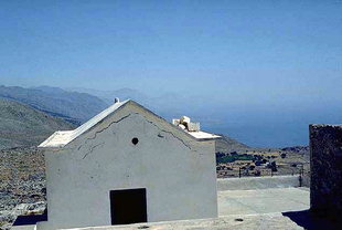 La chiesa di Agìa Ekaterini e la costa di Sfakià