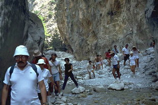 Περπατώντας διαμέσου της στενής εισόδου του Φαραγγιού της Σαμαριάς (