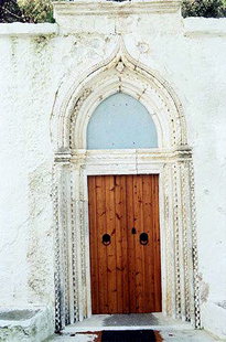 Le portail décoré de l'église d'Agia Moni