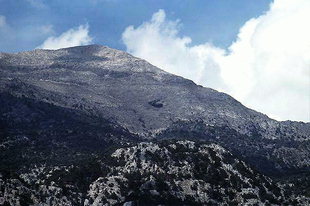 La grotte de Kamares sur le Mont Psiloritis