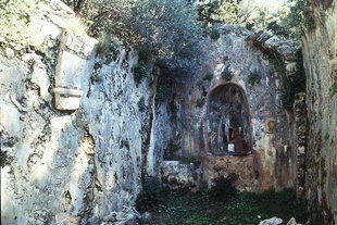 Die zerfallene Agio Georgios-Kirche in Agia Irini